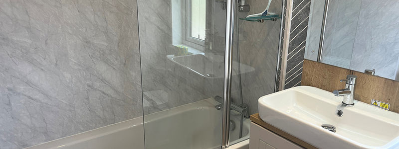 Atlas Debonair - ensuite bathroom with shower over bath